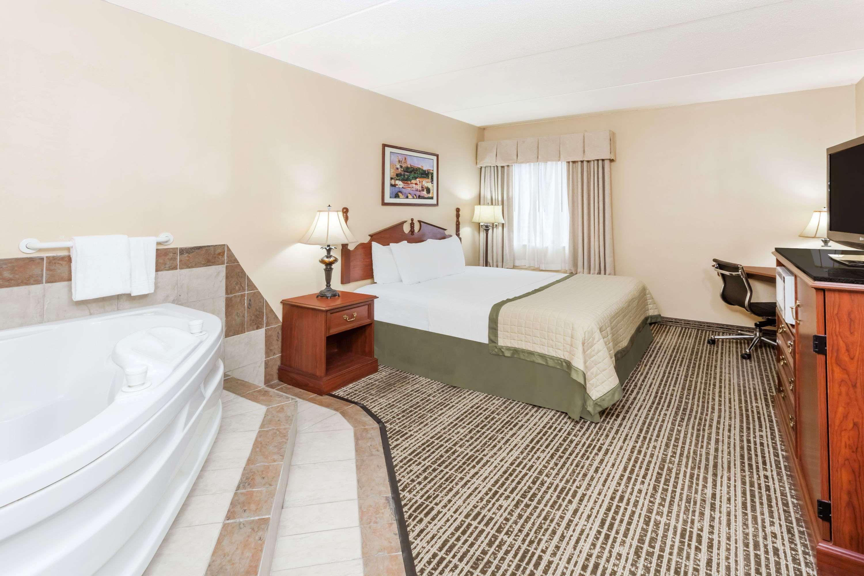 Baymont By Wyndham Elkhart Hotel Buitenkant foto