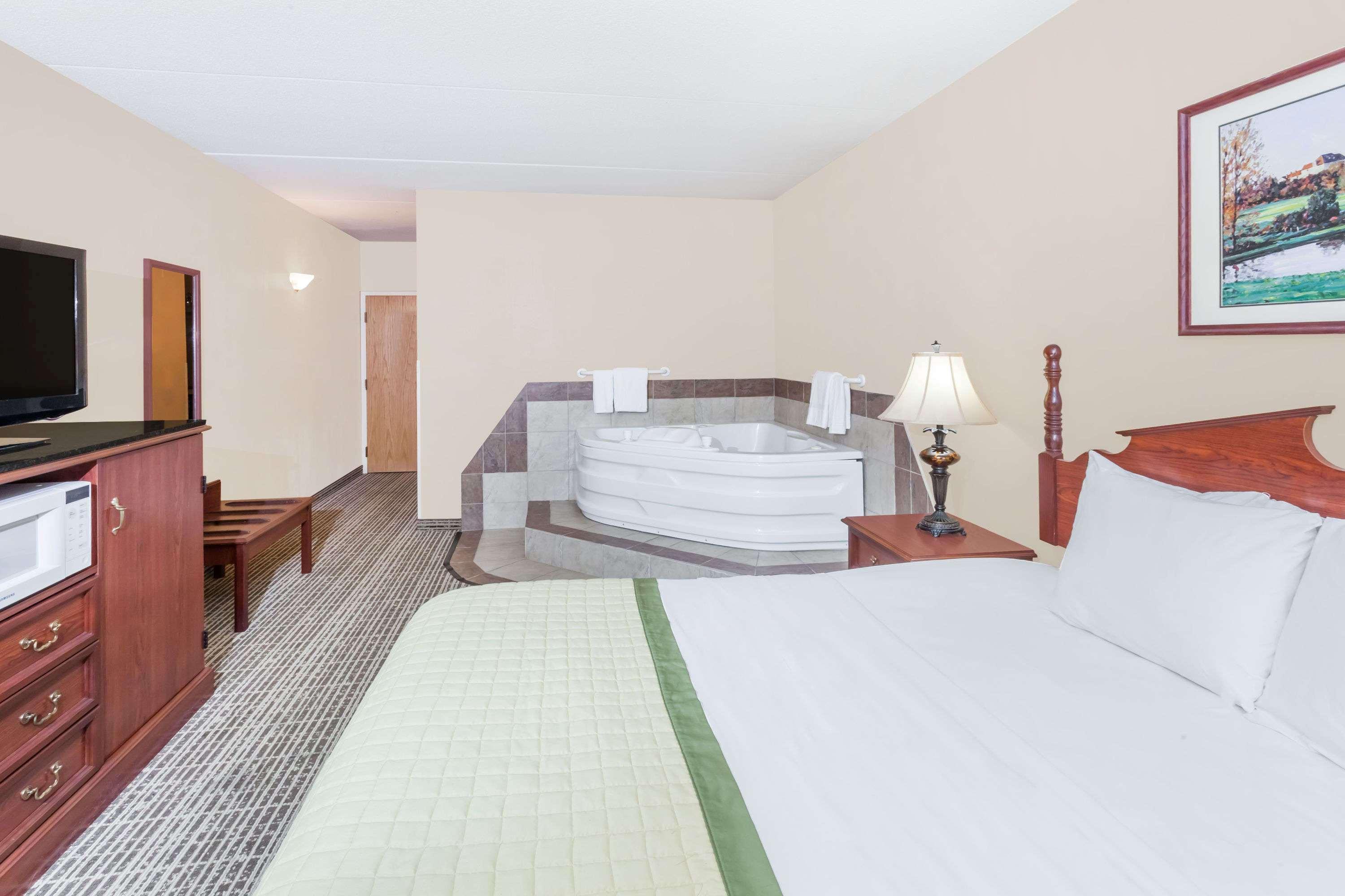 Baymont By Wyndham Elkhart Hotel Buitenkant foto