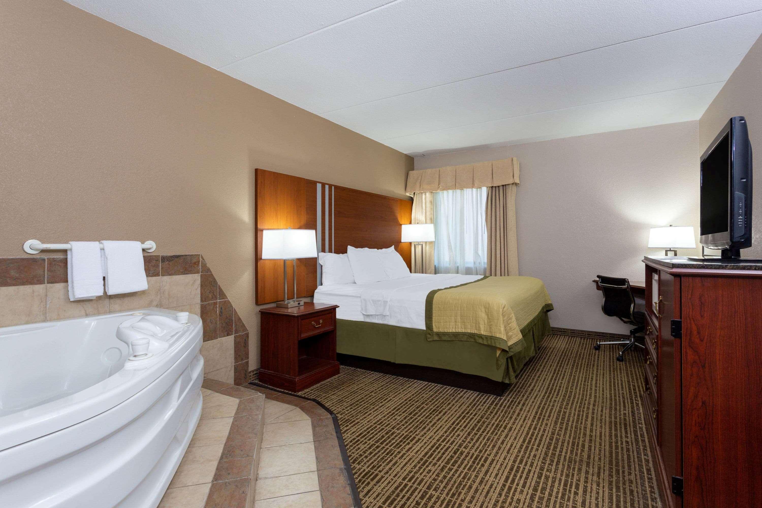 Baymont By Wyndham Elkhart Hotel Buitenkant foto