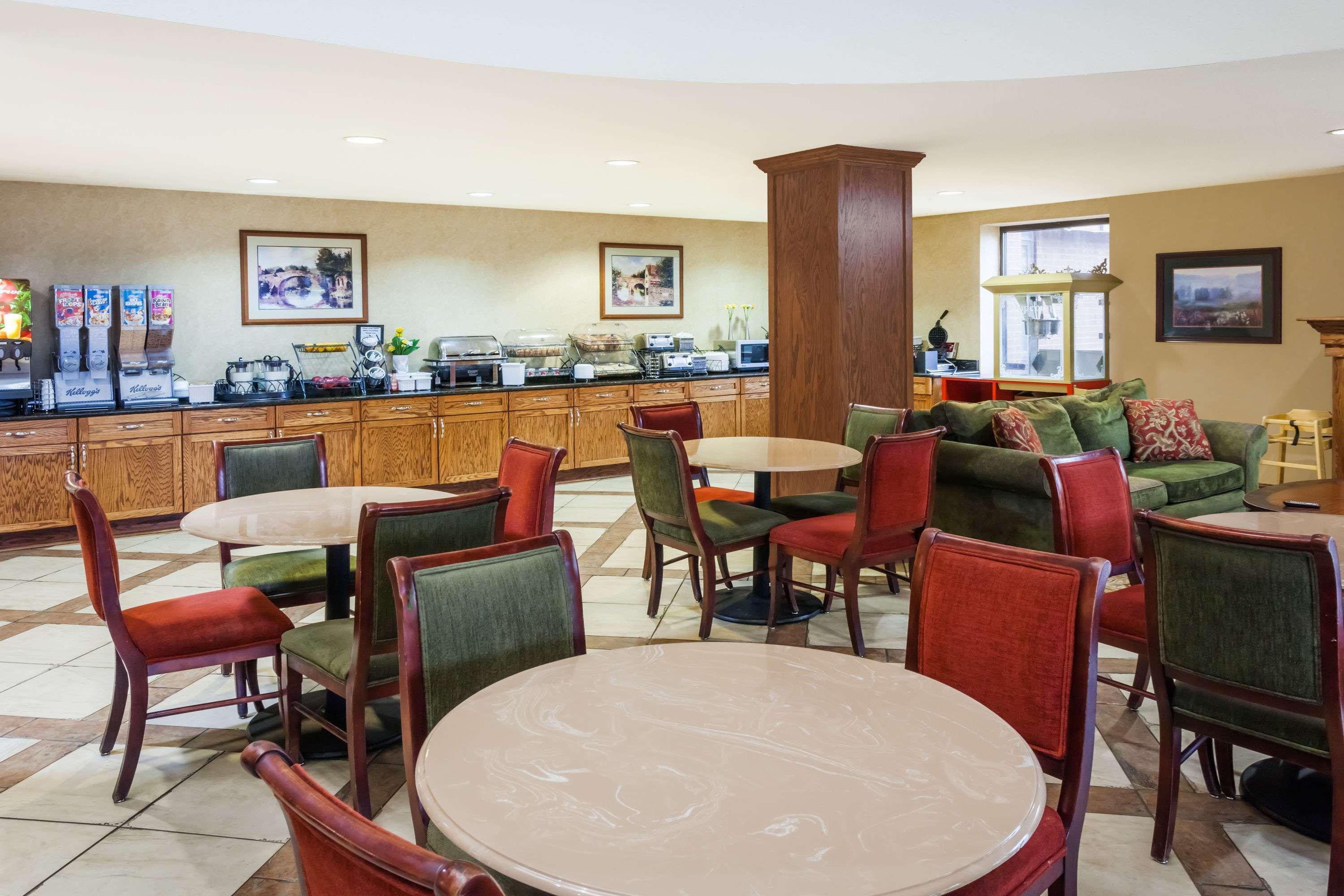 Baymont By Wyndham Elkhart Hotel Buitenkant foto