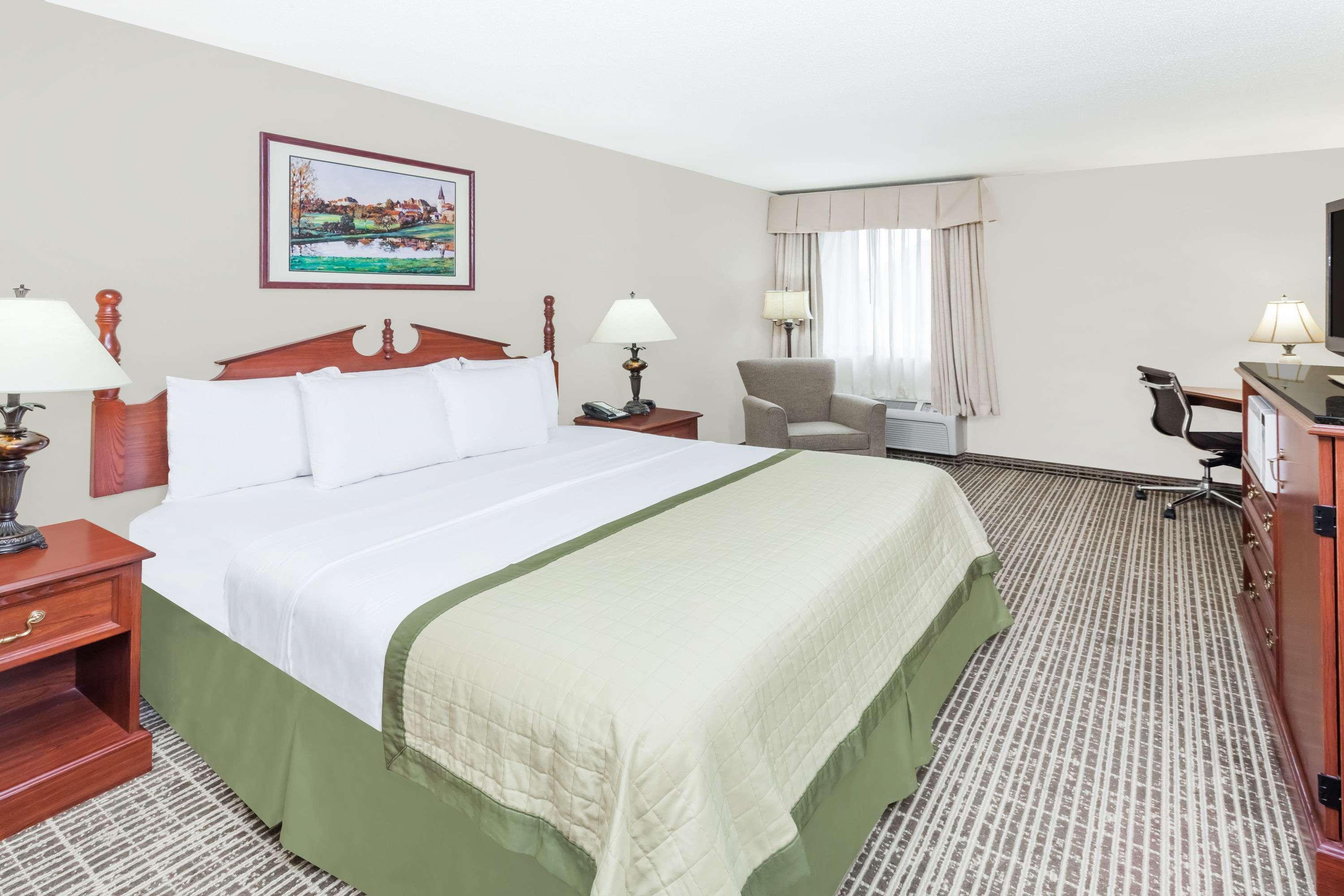 Baymont By Wyndham Elkhart Hotel Buitenkant foto