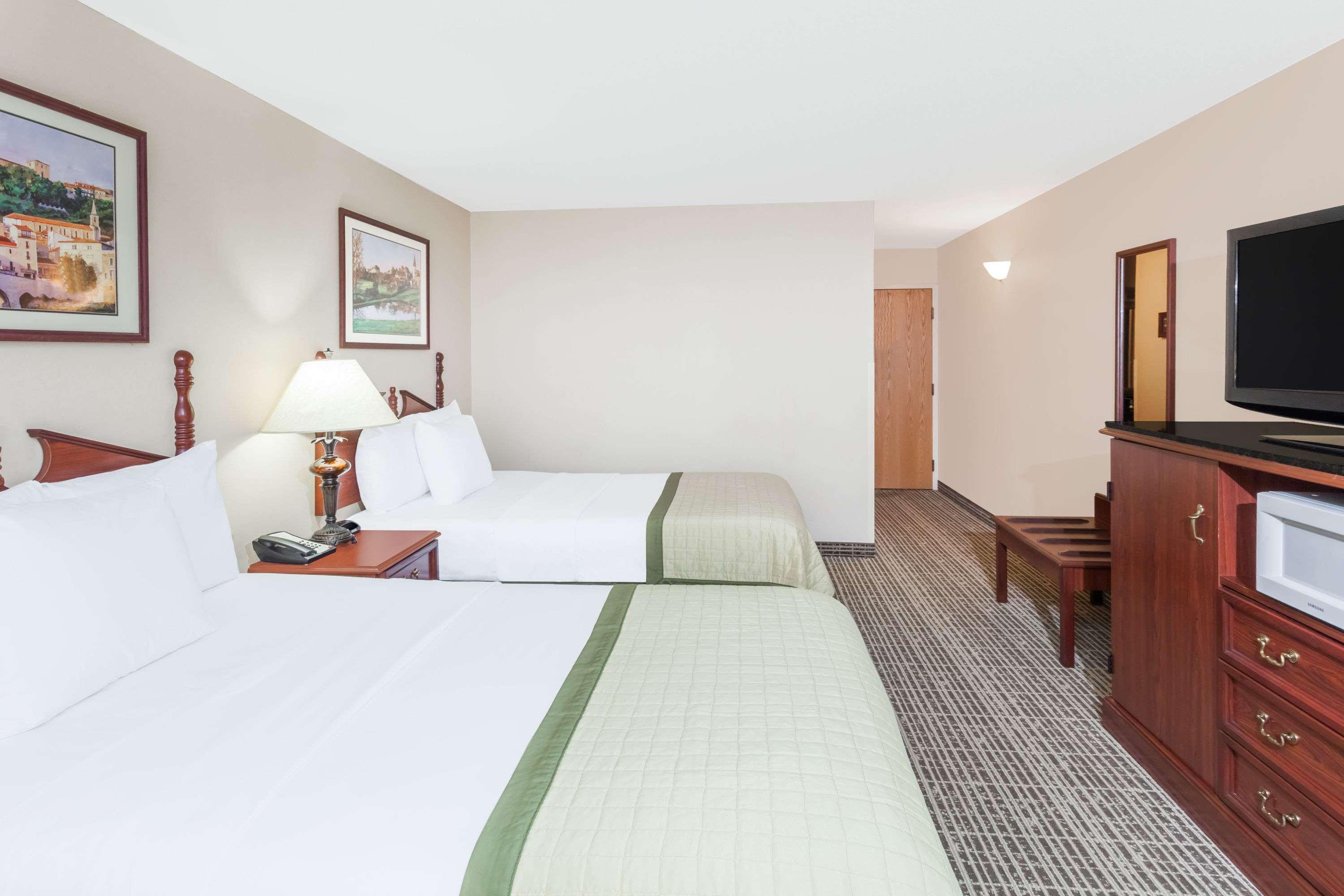 Baymont By Wyndham Elkhart Hotel Buitenkant foto